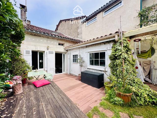 Maison de charme atypique 80 m2 avec jardin arboré, terrasse et atelier Proche Aubeterre sur Dronne / Ribéra