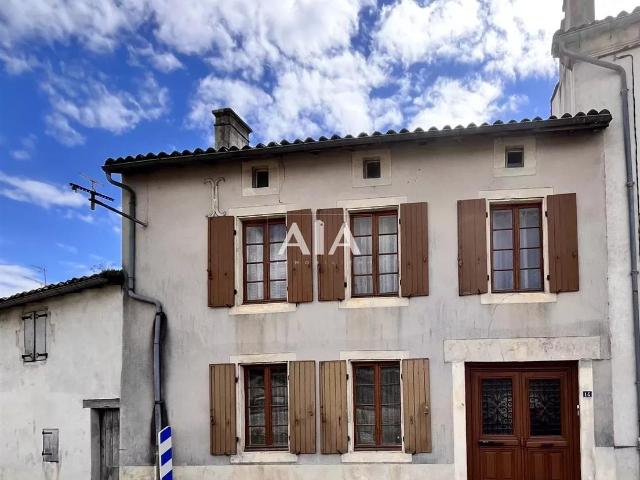 Maison de charme au cœur d’Aigre, face à l’église et au fil. 170m² Aigre
