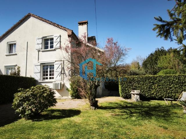 Maison de charme au cœur de Saint Lys avec jardin