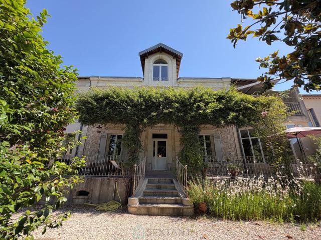Maison de charme au coeur d'un jardin arboré