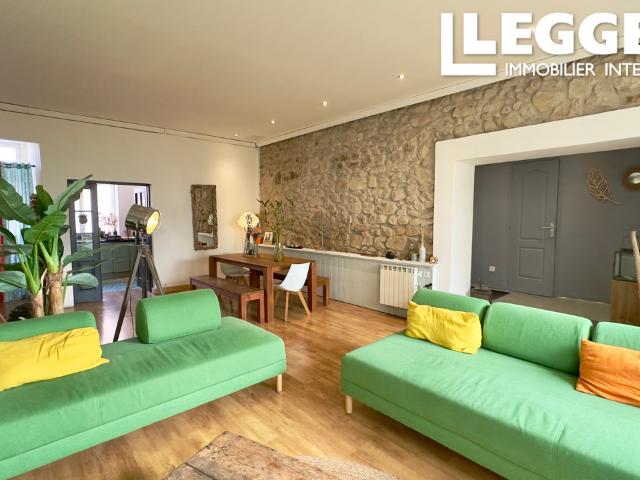 Maison de charme aux beaux volumes avec garage, terrasse et cour