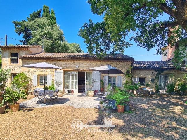 Maison de charme avec cour ombragée. Village avec commerces proche du Pont du Gard