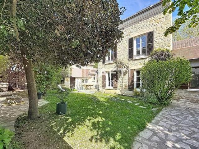 Maison en pierre de 133 m² habitables avec dépendance