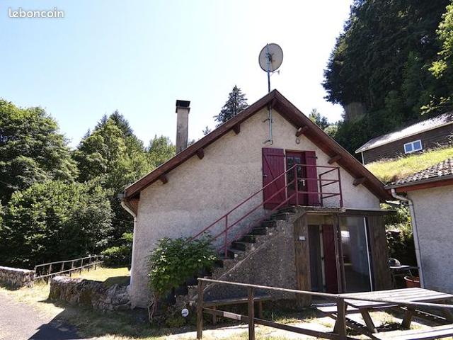 Maison de charme avec source, verger, vue dégagée et nature préservée à SAINT MARTIAL 07