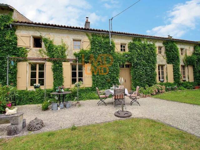 Maison de charme avec piscine et dépendances – 218 m² – 17400