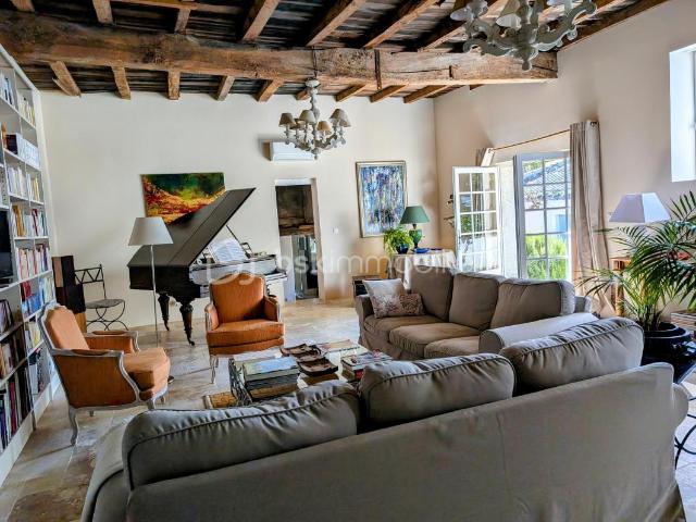 Maison de charme avec piscine et dépendances à l'entrée du village