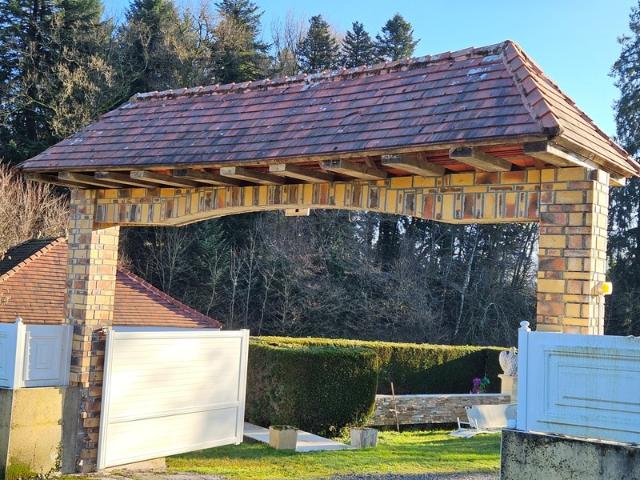 Maison de charme avec piscine sur terrain de 4 618 m2