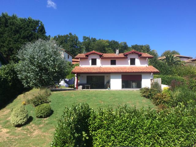 Maison de charme avec T2 indépendant et vie au vert à deux pas du village