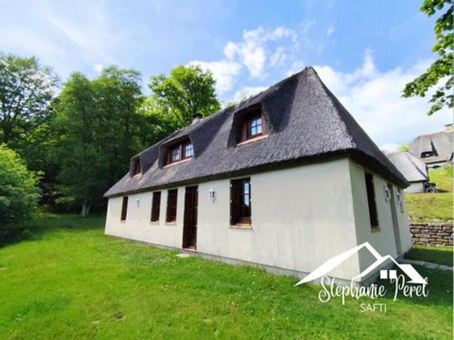 Maison de charme avec toit en chaume à Peyrelevade – Équipements de qualité et cadre idyllique !