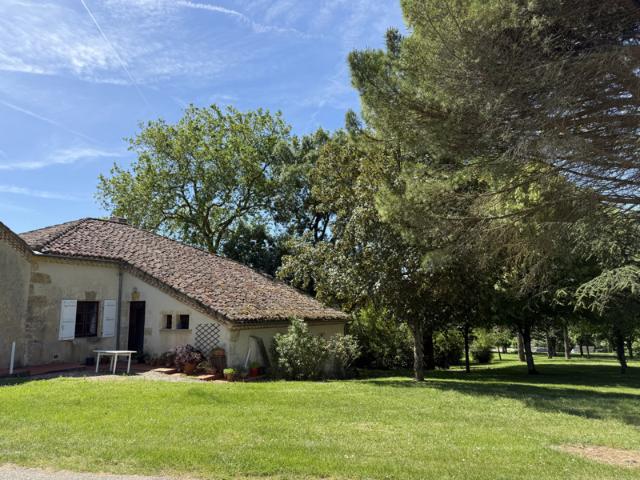Maison de charme avec terrain arboré de 1 845 m2 à proximité