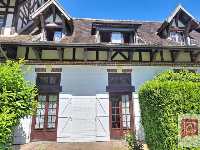 Maison de charme avec terrasse et beau potentiel