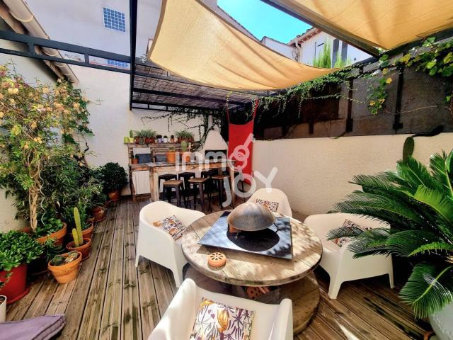 Maison de charme avec terrasse et garage au centre ville de Narb