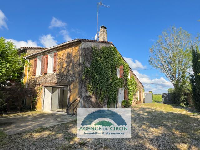 Maison de charme avec vaste jardin boisé 4000 m2 et piscine