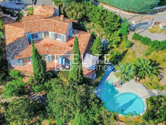 Maison de charme avec vue mer panoramique. piscine et dépendance