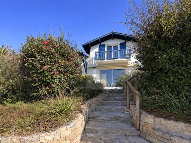 Charmante maison avec vue dégagée sur la Rhune, piscine et jardin paysagé