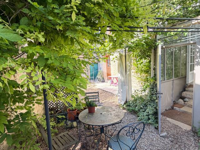 Maison de charme à Davron: un havre de paix à vendre