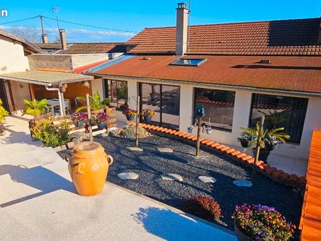 Maison de charme à la campagne avec 165 m² hab et 6000 m² de terrain, dépendances et gîte