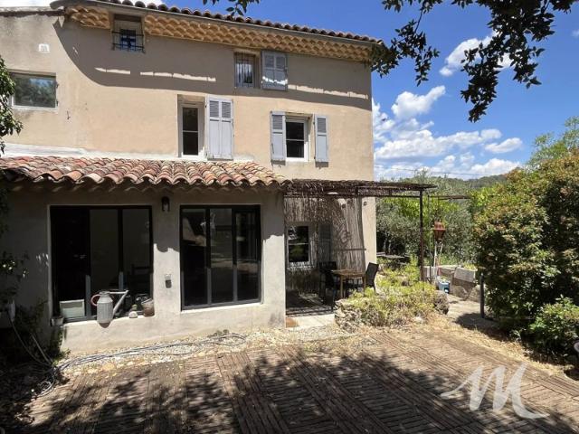 MAISON DE CHARME A VENDRE AU CALME AVEC PISCINE TERRAIN DIVISIBLE À BARJOLS