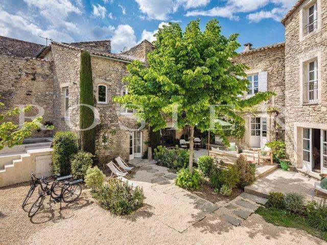 Maison de charme dans hameau de Gordes 250m² Gordes