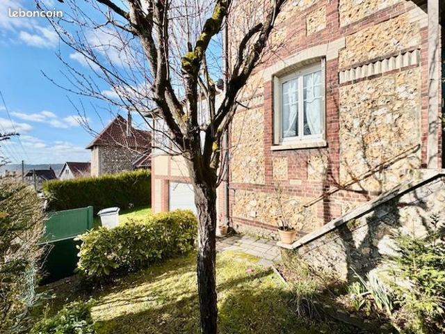 Maison de charme de 180 m2 HAB indépendante, avec jardin / terrasse et garage