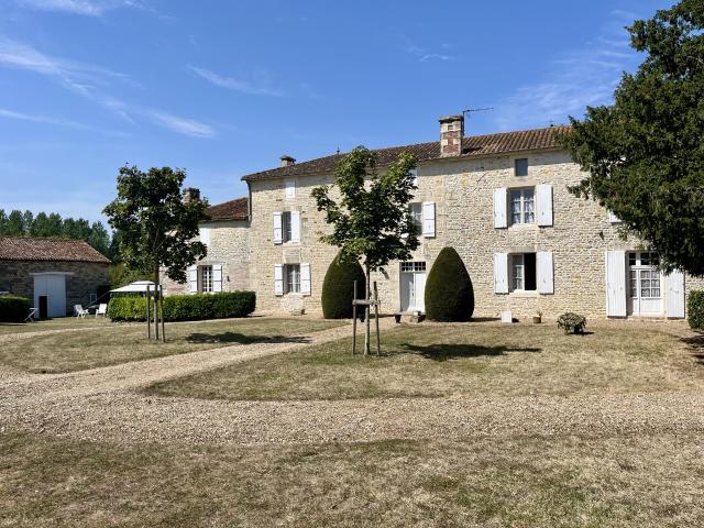 Maison de Charme de 285m2 avec parc et dépendances