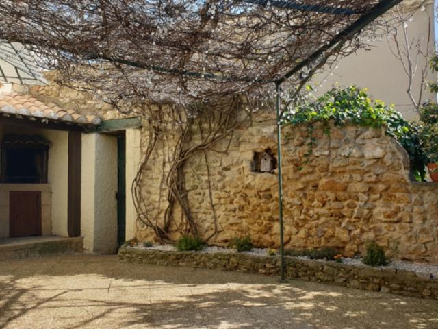 Maison de charme élevé d'un étage avec cour et et terrasse