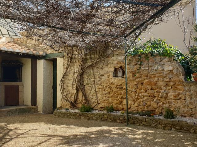 Maison de charme élevé d'un étage avec cour et et terrasse