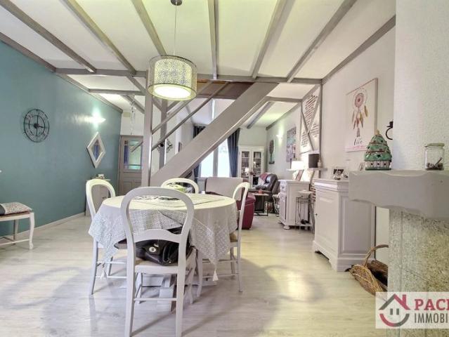 CASTRES: Maison de ville avec extérieur et parking