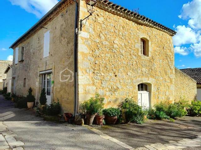 Maison de charme en pierre avec cour intime et garage – Triangle d'Or gersois