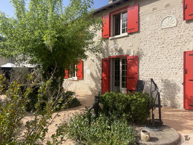 Maison de charme en pierre avec jardin et dépendance Centre de Vergt Dordogne