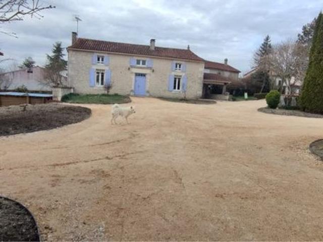 – Maison de Charme en Pierre, Dépendances, appartement T2 avec terrasse, Piscine et Grand Parc Sans Vis à Vis