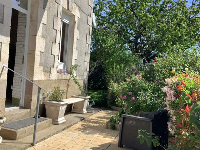 Maison de charme en pierres avec des espaces extérieurs très