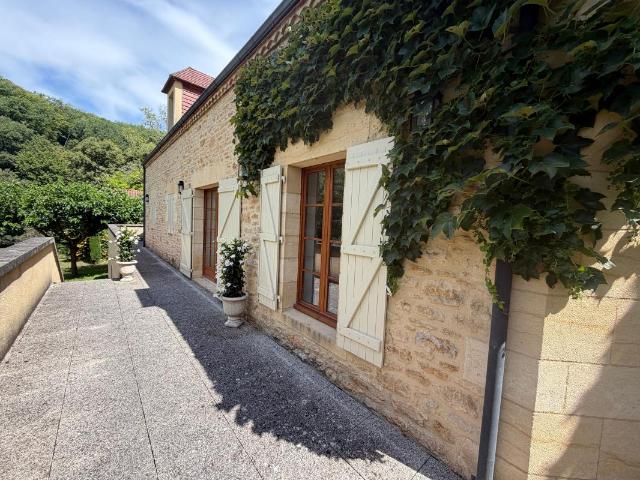 Maison de charme entièrement rénovée avec garage et jardin au cœur de La Roque Gageac