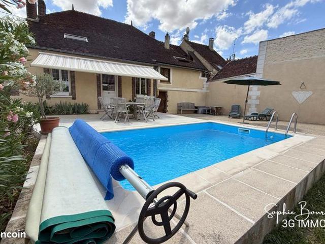 Maison de charme entièrement rénovée de 156 m2 habitables – 7 pièces – 4 chambres – Jardin avec piscine, nombreuses dépendances
