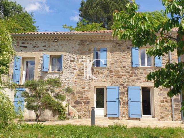 Maison de charme entièrement restaurée avec goût, alliant authenticité et prestations de qualité, offrant environ 110 m² habitables, jardin de 1518 m2