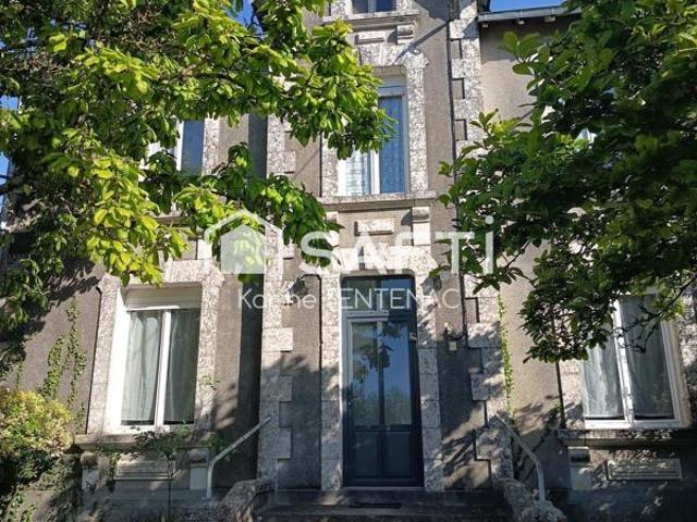 Maison de charme harmonisee par un chalet au fond du jardin