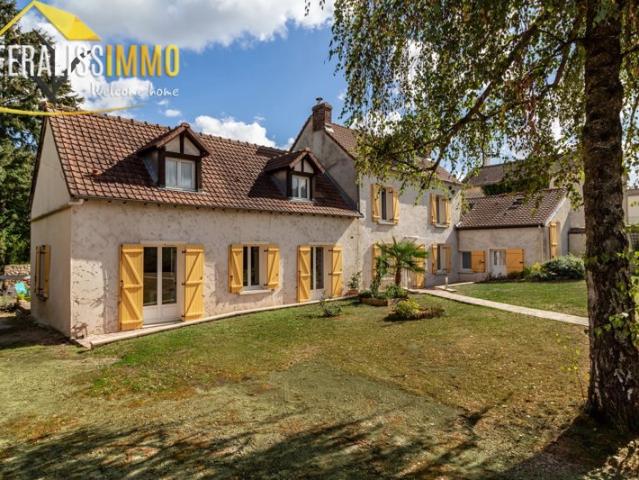 Maison de charme impeccable, grand terrain avec accès forêt