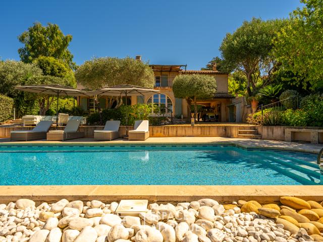 Maison de charme Provençal avec piscine et vue mer
