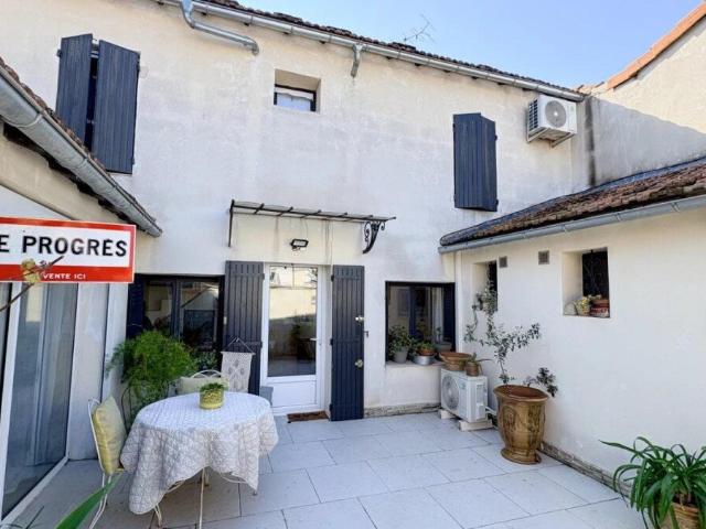 Maison de charme rénovée avec extérieur, stationnement et ja 64m² Avignon