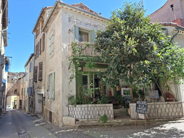 Maison de charme spacieuse dans un village authentique du Haut Languedoc