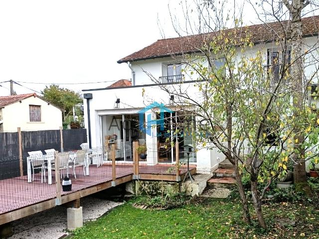 Maison de charme 145 m2 T5 au coeur de Saint Lys
