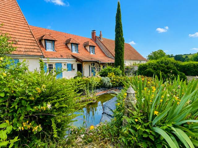 Maison de charme 180 m² avec piscine et 260 m² de dépendances – Potentiel gîtes – Proche Nevers la Charité sur Loire et Pougues les Eaux