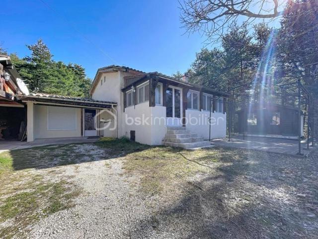 Maison de charme 186 m² – 4 chambres – terrain 2000 m² – dépendances – Valderoure