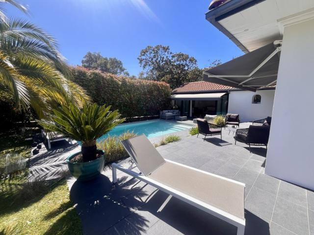 Maison de charme avec piscine, garage et parking