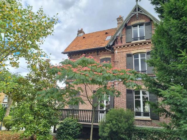 Maison de charme 8P 6 min RER