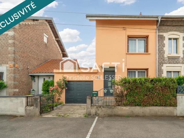 Maison de cité avec garage et 4 chambres ! Bel extérieur accès direct de la cuisine