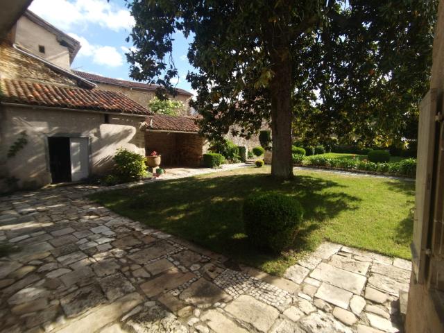 Maison De Bourg 16e Siecle Jardin A La Francaise Commerc 178m² Saint Claud