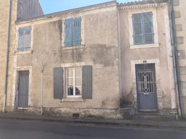 Maison de bourg 2 chambres, petit terrain à l'arrière, travaux à prévoir