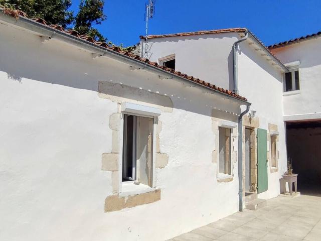 Maison de bourg, cour, stationnement 54m²