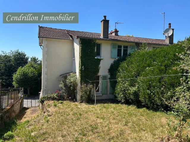 Maison de bourg à rafraîchir, mitoyenne d'un coté, 3 chambres, ~92m2 habitables, sur 438 m2 de jardin